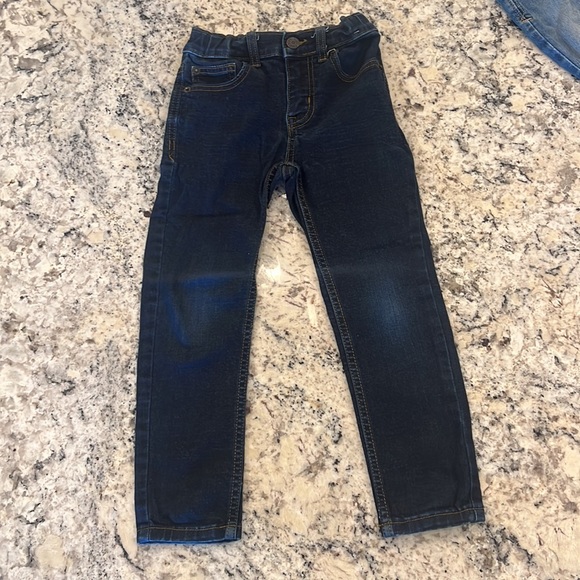 A lot of six pair of cat and Jack jeans size 5 - Picture 8 of 13